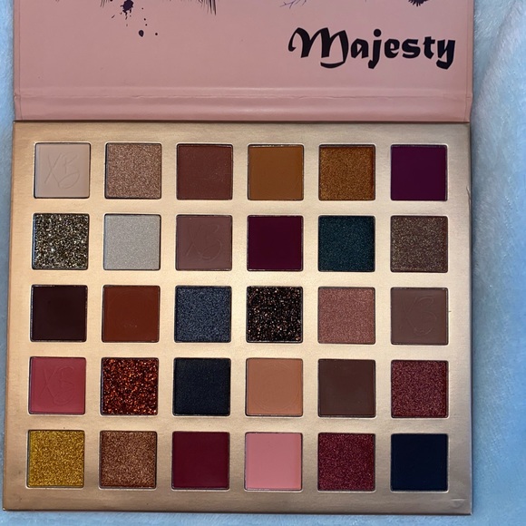 Eyeshadow palette - Picture 2 of 3